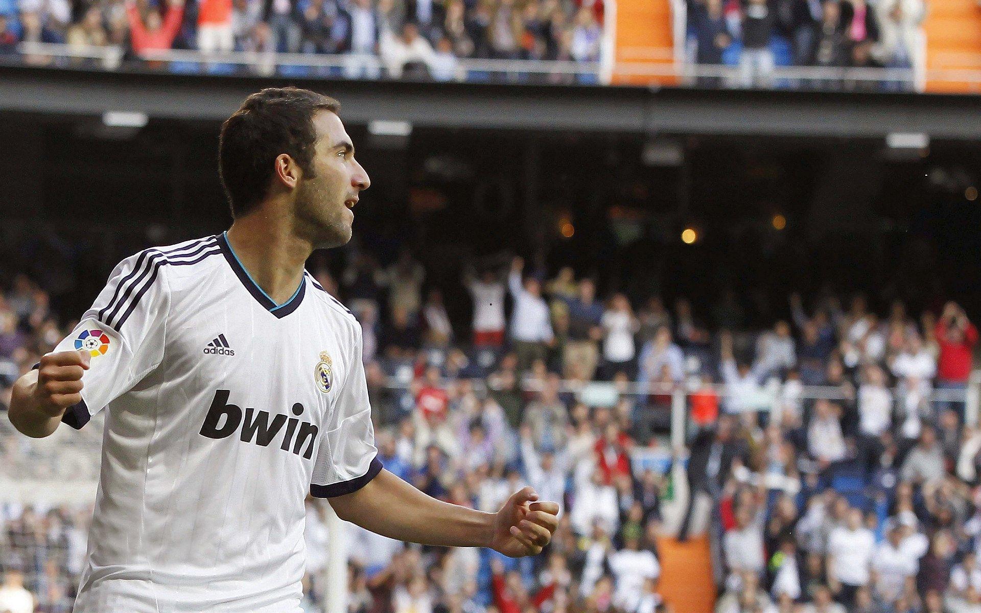 肢体语言专家解读萨拉赫微表情，下唇外撅细节揭示潜在焦虑与赛场压力